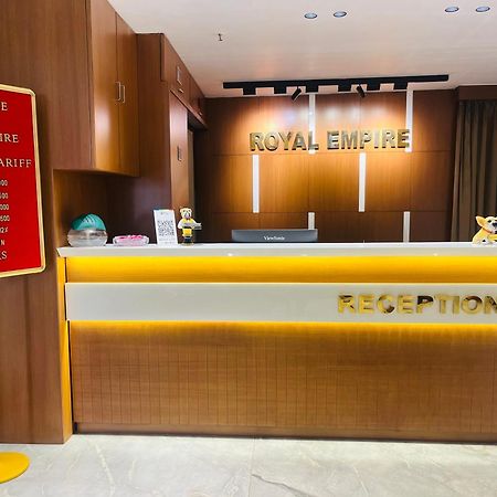 Hotel Royal Empire Ґандінаґар Екстер'єр фото