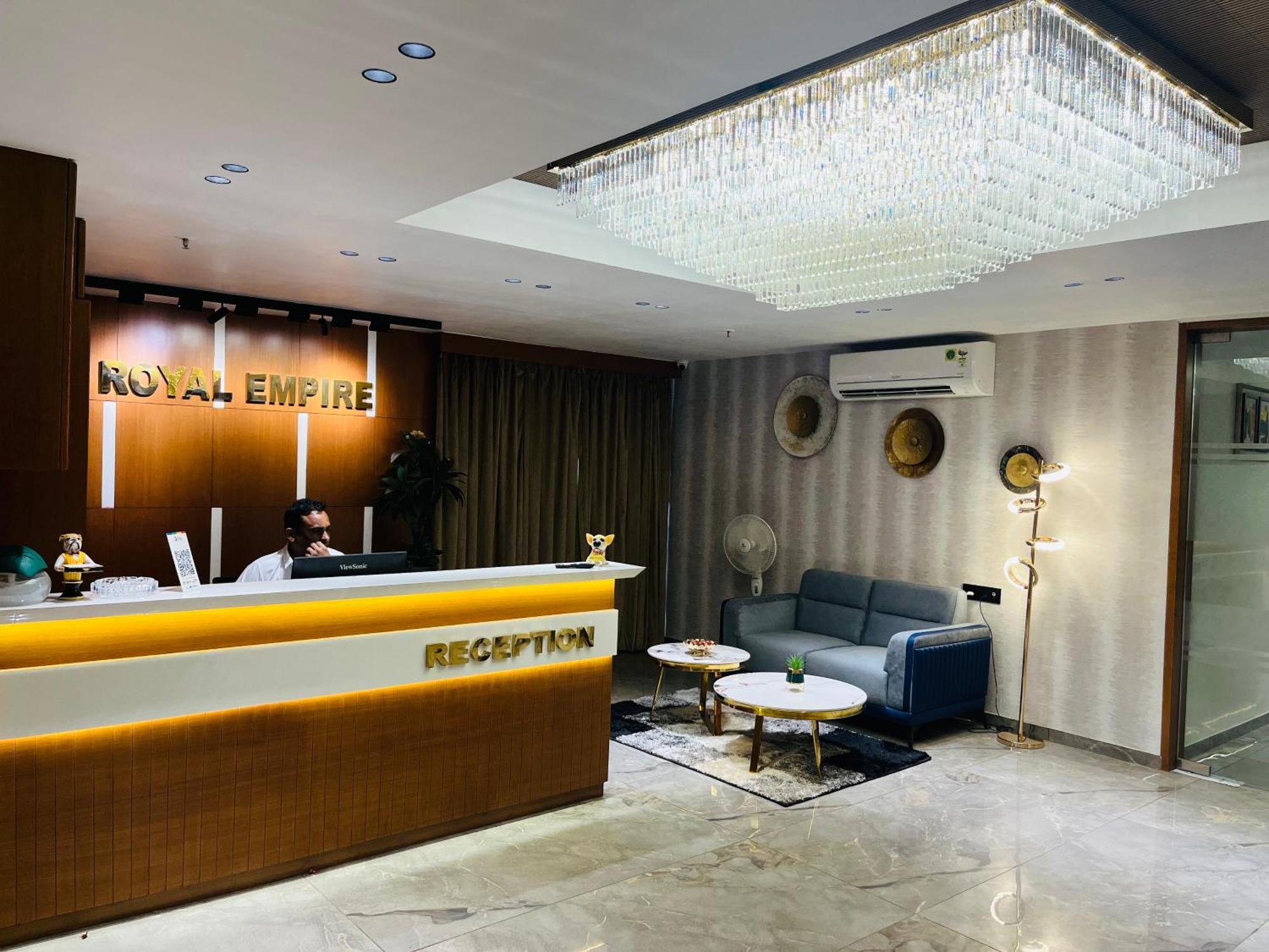 Hotel Royal Empire Ґандінаґар Екстер'єр фото