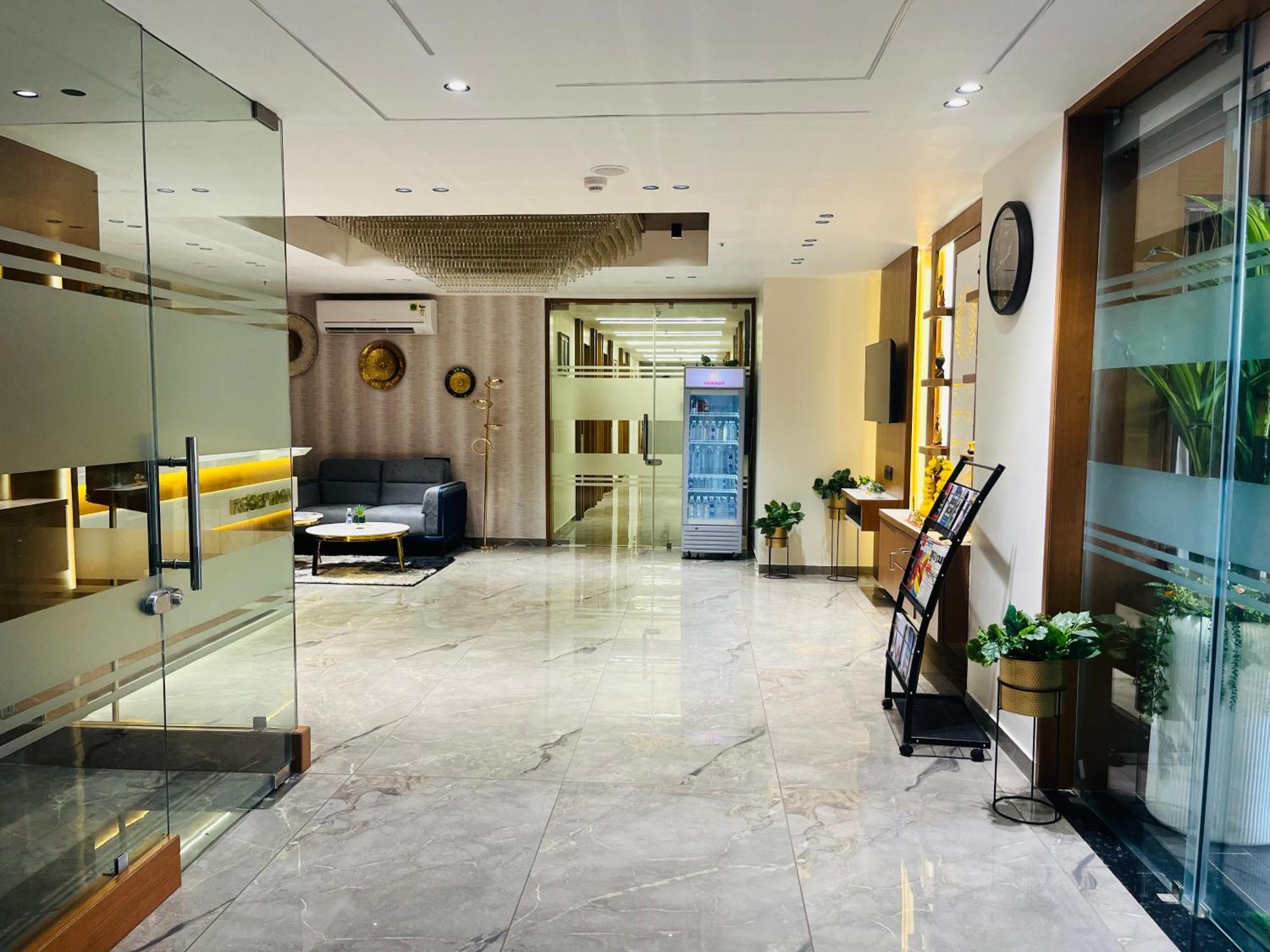 Hotel Royal Empire Ґандінаґар Екстер'єр фото