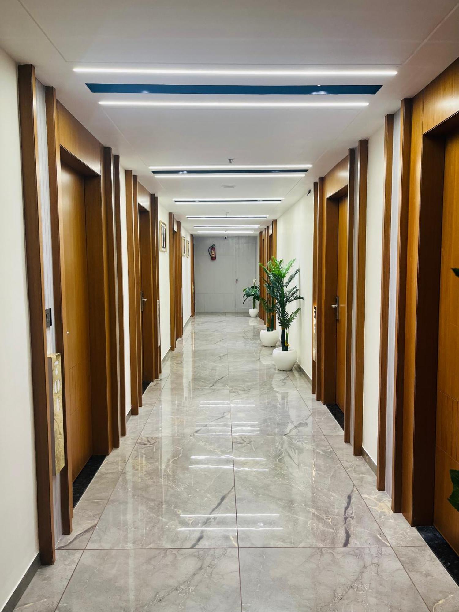 Hotel Royal Empire Ґандінаґар Екстер'єр фото