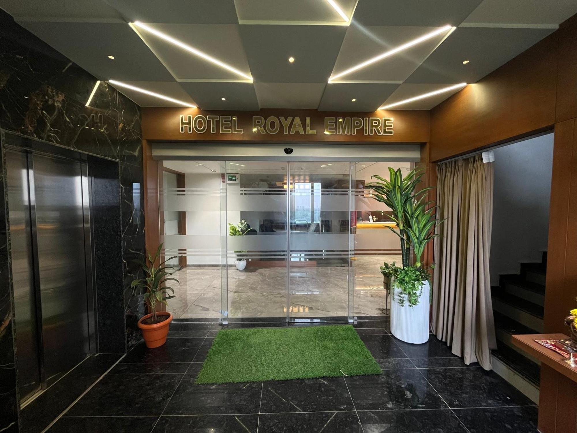 Hotel Royal Empire Ґандінаґар Екстер'єр фото