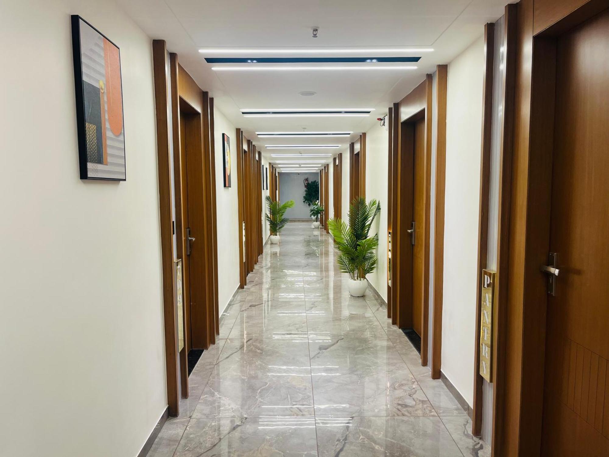 Hotel Royal Empire Ґандінаґар Екстер'єр фото